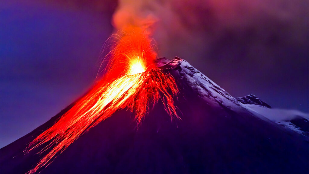 Attività dell'Etna allerta in Sicilia, sospensione dei voli a Catania